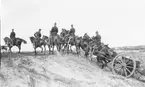 Okänt artilleriförband rider över sanddyn,1890-tal.