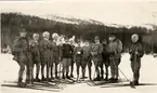 Officerare på skidor under officersövningarna i Duved, Mångtjärn, 1919. Femte mannen från vänster är E E Nystedt.