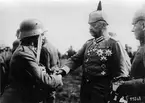 Första världkrig: Generalfältmarskalk von Hindenburg utdelande ordenutmärkelser till manskap tillhörande tredje gardesregementet.