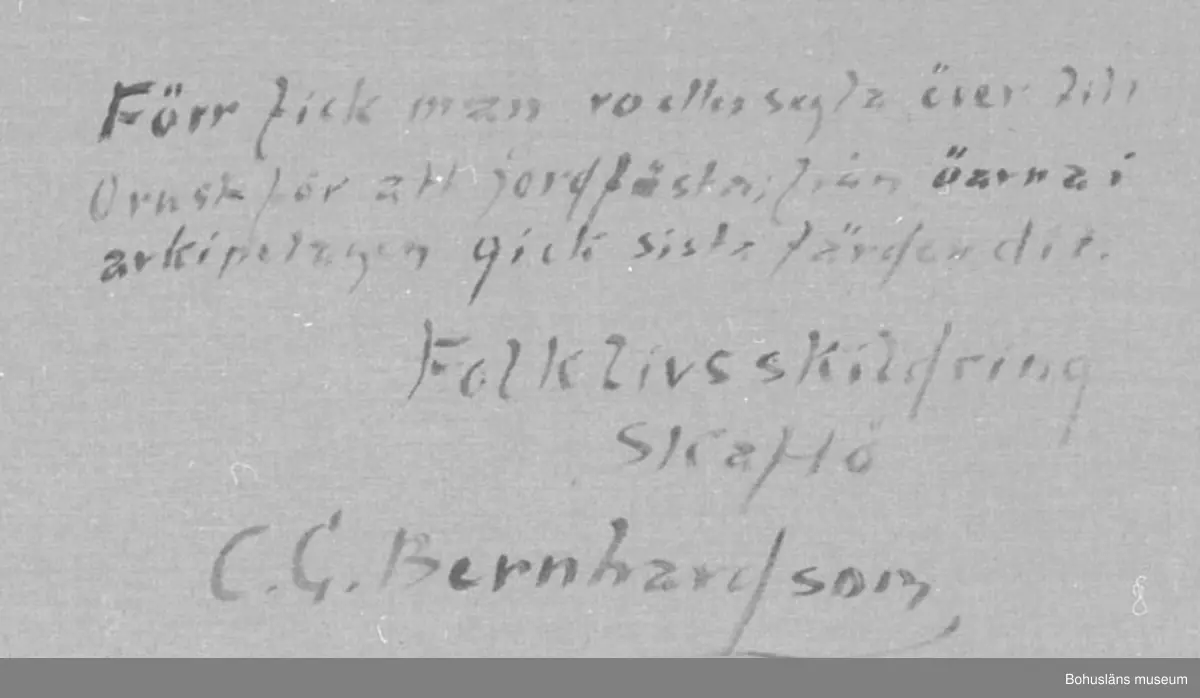Målningen visas  i basutställningen Bernhardsonrummet, Bohusläns museum, Uddevalla.

Baksidestext: 
"Förr fick man ro eller segla över till Orust för att jordfästa; från öarna i arkipelagen gick sista färden dit.
Folklivsskkildring Skaftö
C.G. Bernhardson."

Litt.: Bernhardson, C.G.: Bohuslänskt folkliv, Uddevalla, 1982, s. 160. Titel i boken: Slutfärd. Titel i bokens register: Sista färden. Från de mindre öarna i arkipelagen gick sista färden till storön. Man rodde eller seglade när havet var öppet och drog på kälke vid islägg. Tidsbild 1890-talet."

Övrig historik; se CGB001.