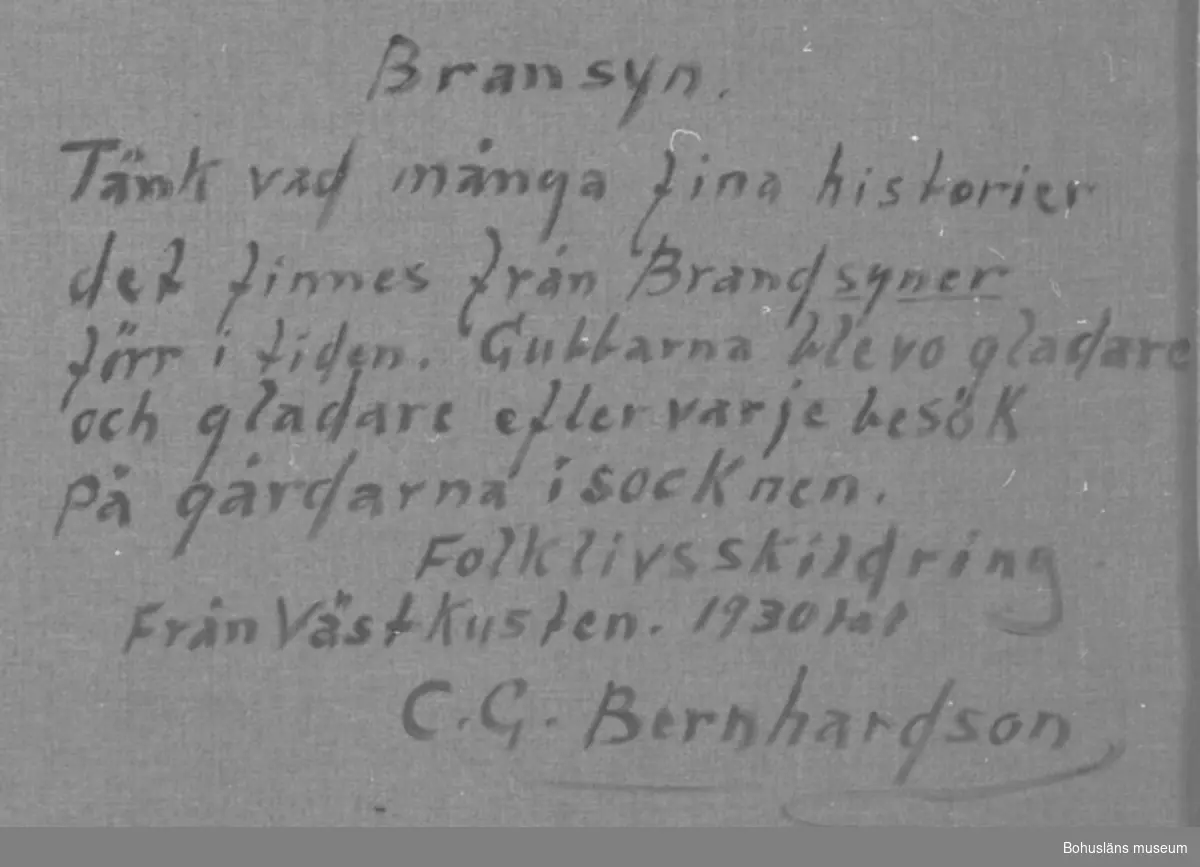 Montering/ram: RAM, * forts.: Förv. från: för etnologi och folklore. 
394 Landskap Bohuslän
594 Landskap Bohuslän

Baksidestext: 
"Bransyn. 
Tänk vad många fina historier det finnes från Brandsyner förr i tiden. Gubbarna blevo gladare och gladare efter varje besök På gårdarna i socknen.
Folklivsskildring Från Västkusten. 1930tal
C.G. Bernhardson."

Ordförklaring: Brandsyn = besiktning av byggnader och  eldstäder för att kontrollera att föreskrivna  brandskyddsförordningar efterlevdes. Brandsyn skulle  hållas varje vår. 

Litt.: Bernhardson, C.G.: Bohuslänskt folkliv, Uddevalla, 1982, s. 251.
Titel i boken: "Blandat.
Efter förrättat värv återvänder gubbarna till hemmets lugna vrå.
Tidsbild 1920."

Övrig historik; se CGB001.