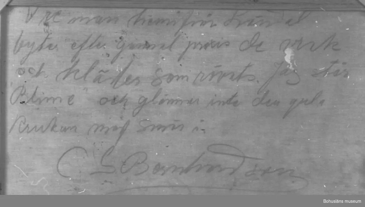 Baksidestext:
"Vre man hemifrån Löndal (?) byter efter gammal praxis de vrak och kläder som rövats. Jag står "Blinne" och glömmer inte den gula Krukan med smör i.
C.G. Bernhardson."

Ordförklaring: Löndal = gård på Skaftö, stå blinne = vända sig bort, hålla för ögonen, blunda, samtidigt som en annan slumpvis pekar på olika högar, tills dess den som "står blinn" säger "det är hans".

Målningens baksidestext stämmer inte  med motivet utan avser ett helt annat motiv. Jfr CGB163.

Litt.: Bernhardson, C.G.: Bohuslänsk sed och folktro, Uddevalla, 1982, s. 61. 
Titel i boken: "Engelskt i Bohuslän
På bilden ser man en från England inköpt "stimtrålare" som "legger å drar" och passeras av en likaledes från England inköpt kutter på hemväg fråm "makrellsalteng".
Tidsbild 1920-talet."

Ordförklaring: Stimtrålare = ångtrålare, legger å drar = ligger och drar, makrillfiske med drivgarn, makrellsalteng = makrillsaltning.

Övrig historik; se CGB001.