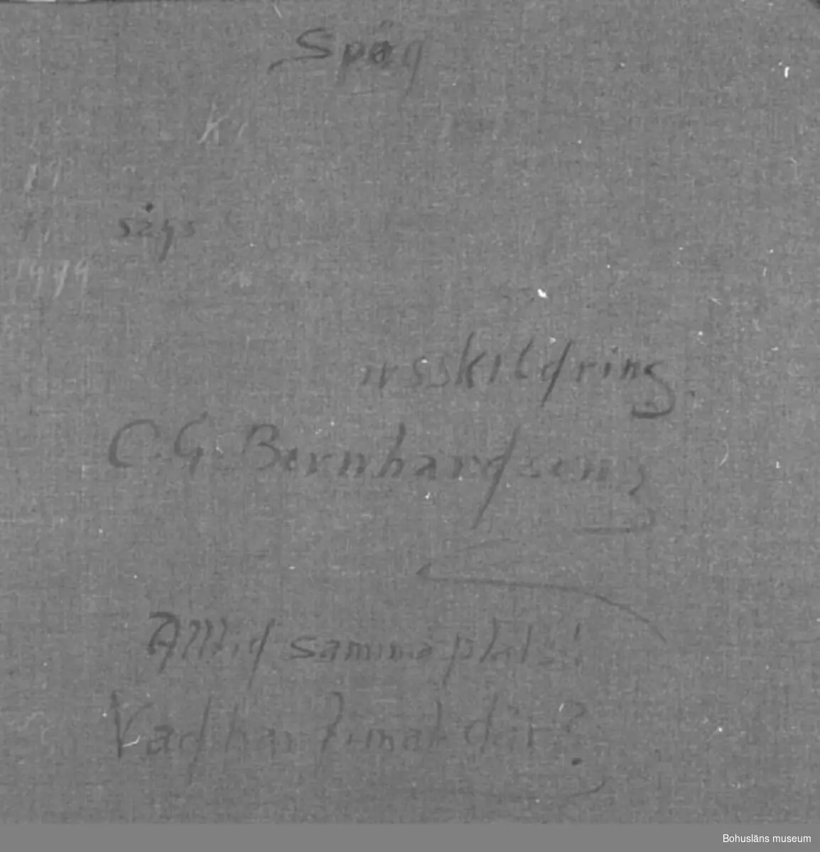 Baksidestext: 
"Spöge. 
1880 tal Kom ett hjul rullande här
1930  "      "    "    "       "          "
1910 sågs en man ligga vid stenen 
1979    "    en Kvinna på vägen
Folklivsskildring.
C.G. Bernhardson.
Alltid samma plats!
Vad har timat där?"
Ordförklaring: Timat = hänt, skett.

Litt.: Bernhardson, C.G.: Bohuslänsk sed och folktro, Uddevalla, 1982, s.30. 
Titel i boken: Skrômt.
Vad allt såg man inte. Den liggande mannen som försvann när man tittade andra gången, runda saker rulla utför berget och skrämde folk å fä, gråa gummor etc.
Tidsbild.

Ordförklaring: Skrômt = spöken eller andra övernaturliga väsen, trolltyg, oknytt, ibland som varsel. 
Övrig historik; se CGB001.