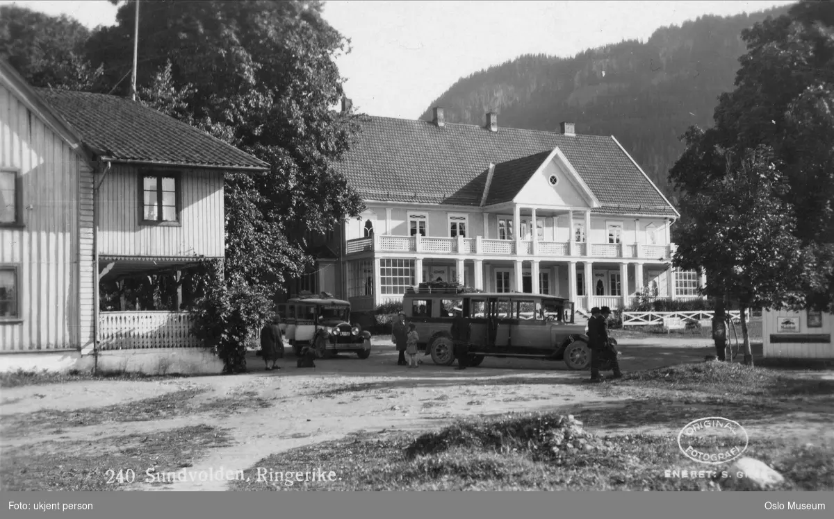 Sundvolden hotell, gårdsplass, skog