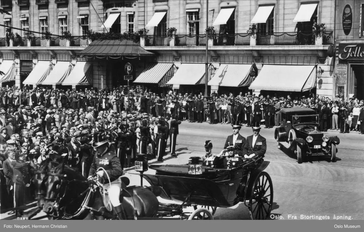 Stortingets åpning, hester, vogn, konge, kronprins, publikum, bil, Grand Hotel