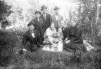 I Jönköping på Åsenvägen 39 fannsToffelmakaren Karlsson med familj vid sonen Göstas konfirmation 1925.
Herr Anders Karlsson (1), son Gösta född ca 1910 (2), son N (3), dotter Inez (4), Kronje? Käll gm.6, baby - barn till (5) och (6) Iréne g. Moberg, dotter Ellen (6), fru Hilma Karlsson (7). Ytterligare två barn, Otta och Ida, fanns i familjen.