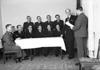 Männen på bilden hade motionsgymnastik på Polishuset i Jönköping. Bilden tagen omkring 1945. Sittande: Torsten Ekman, Bengt Gardvall, Arne Södertström, Evert Andersson, Tomas Björkblad, Olle Enghdahl. Stående: Bernhardsson, Karl Andersson, Lennart Ljungkvist, Holger Jönsson, Mattsson, Erik Lindberg.