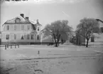 Västra Ringgatan, Enköping, vy från sydväst och något nedanför Ågatan, tidigast 1906. Hamnspåren i förgrunden.