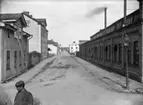 Kryddgårdsgatan, Enköping, vy från sydväst och hamnen, tidigast 1906. Till höger A.B. Enköpings Maskinfabrik.