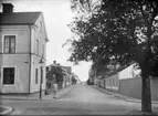 Källgatan, Enköping, vy från nordväst och Västra Ringgatan, ev. 8 juli 1908