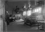 Interiör tryckeriet, Enköpings-Posten, Kungsgatan 28, Enköping, 1911. T. v. direktör Per Johan Andersson. Nr två fr. h. faktor Einar Englundh. Längst t. h. redaktör August Lundin.