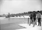 Isupptagning, troligen i trakten av Kesudden, Svinnegarns socken, Uppland. Mannen i mitten är skeppare Osvald Granath (1891-1964).