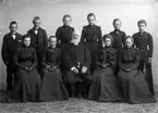 Konfirmandgrupp från Sparrsätra, Uppland, 1903. I mitten kyrkoherde Anders Johan Norberg (1843-1914).