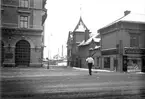 Hasselblads fotografiska AB och Sparbanken vid Östra Storgatan i Jönköping. Gränden rakt fram är Hoppets Gränd, som har givit nman till Hoppets Torg.