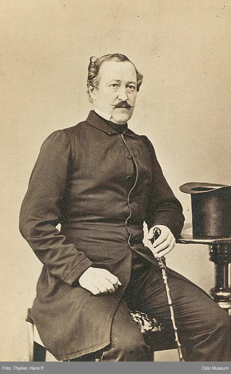 portrett, mann, megler, rentenist, sittende knefigur