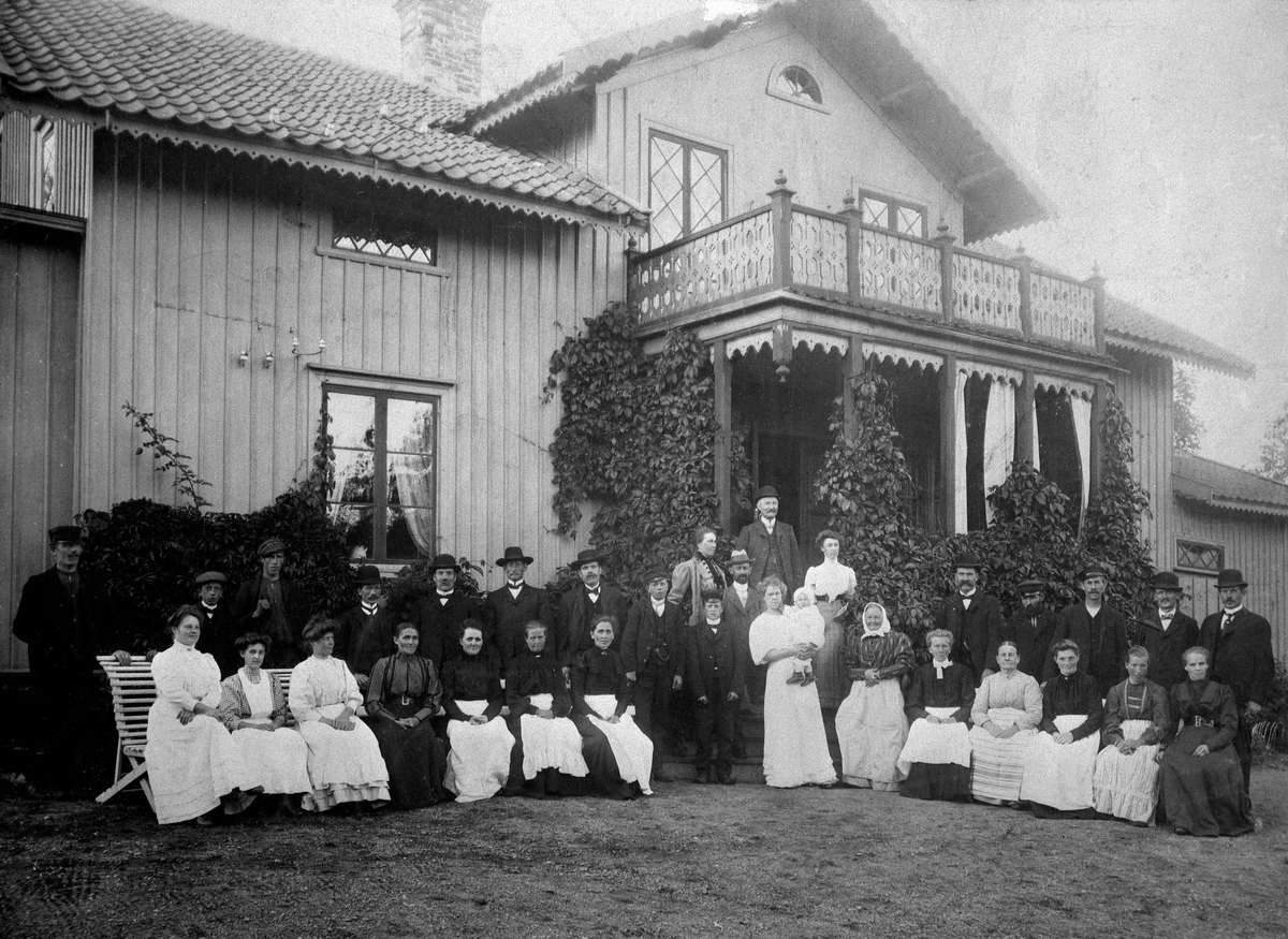 Arbetsstyrkan på Österängens gård i Jönköping är samlad utanför arrendatorsvillan i början av 1900-talet. På bilden ses bland annat: Kalle Vågman, Emma Nilsson, Jenny Gustavsson, Hilma Vågman, Elin Franzén, Vesterberg, Gustavsson, Selma Vesterberg och Johan Franzén.