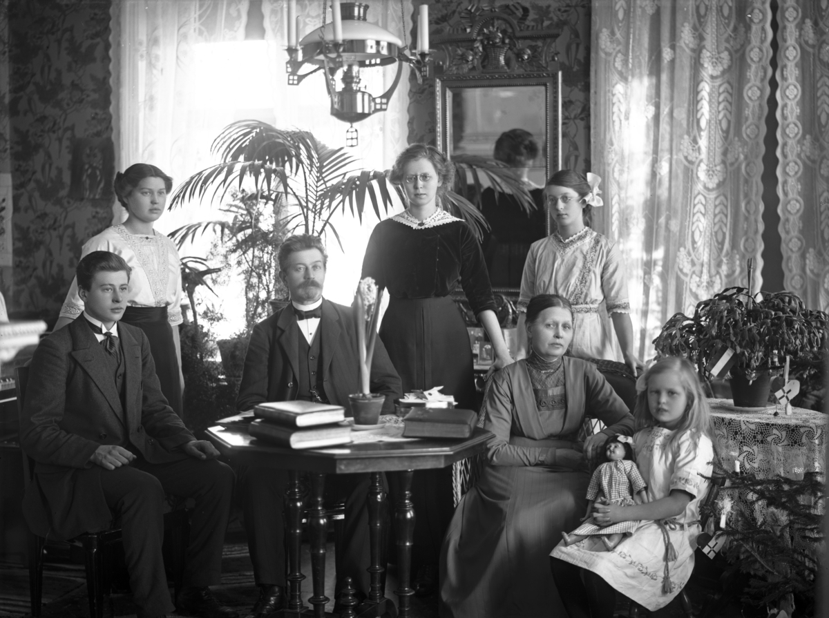 Sannolikt trädgårdsmästaren och direktören Erik Vilhelm Karlsson (1862-1932) med familj, Enköping, troligen 3 januari 1914.