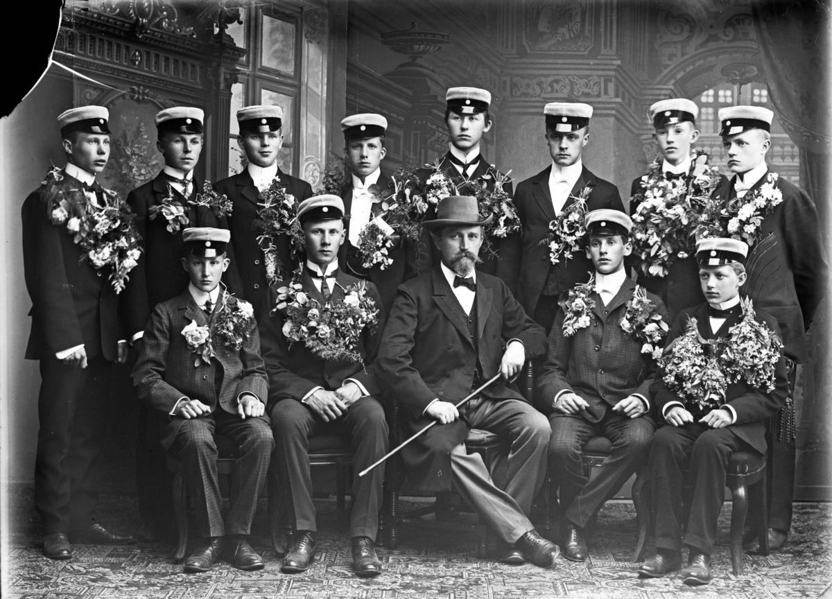 Förmodligen skolklass från Enköpings Realskola för gossar, troligen 17 november 1906