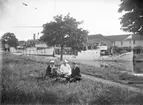 Picknick på åbrinken vid hamnen, Enköping, 1910-talet. Vid kaj fr. v. ångbåtarna Gunhild, Enköping I samt Strängnäs Trafik.