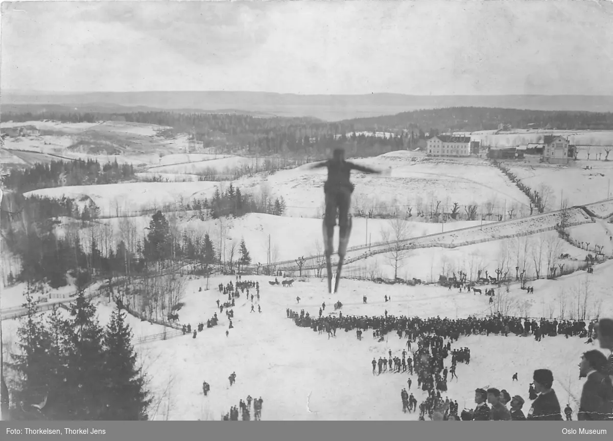 hoppbakke, hopprenn, skihopper i svev, publikum, kulturlandskap, Hartmanns pensjonatskole, snø