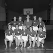 Ett skollag i basket med deras tränare Milos Buchar, från samrealskolan i Huskvarna slutet av 1950 talet.