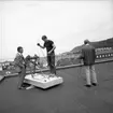 Förberedelser för reklamballong med uppstigning från varuhuset Rosens tak i Huskvarna den 3 augusti 1966.