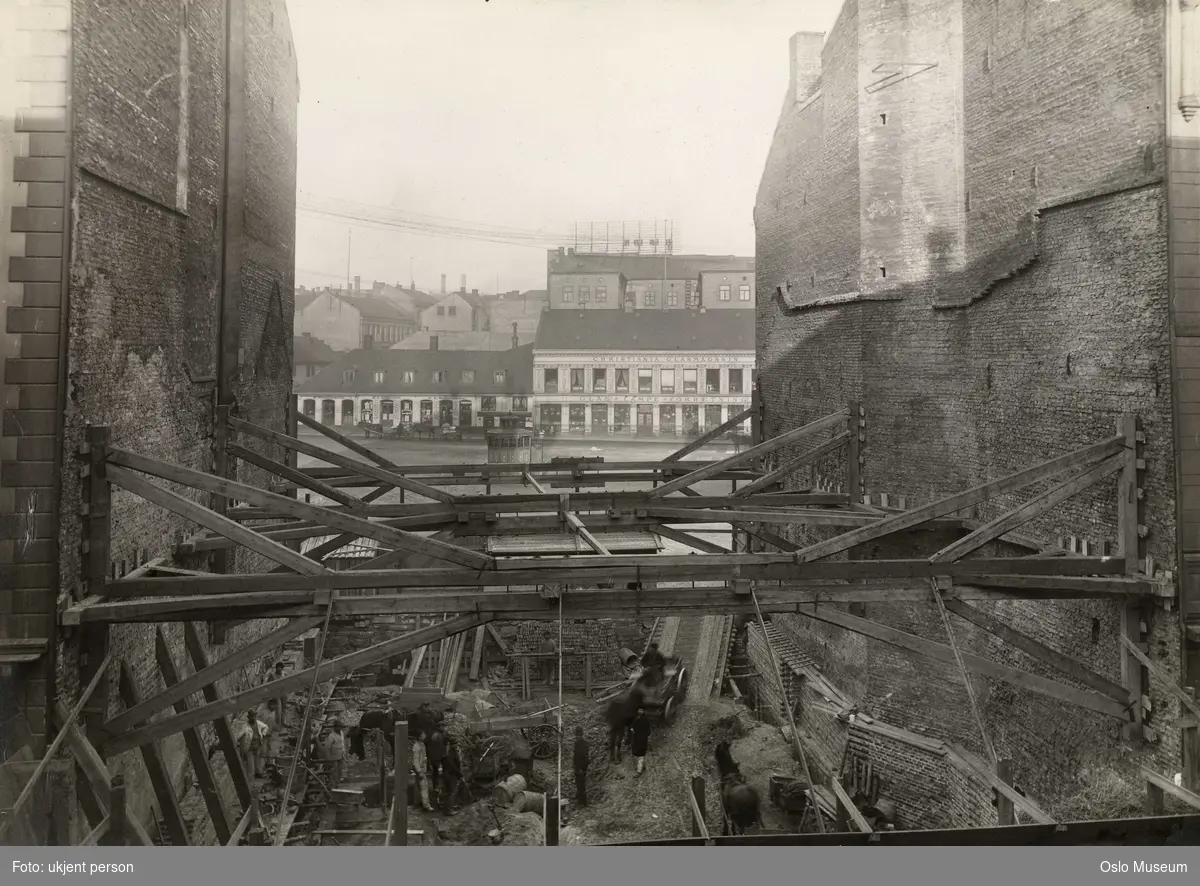 byggetomt, grunnarbeid, bygningsarbeidere, hester, vogner, gavlvegger, stillas, torg, forretningsgårder, Christiania Glasmagasin