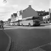 Utefter Rosenborgsgatan i Huskvarna står en rad abonnerade bussar ,längst fram en Scania-Vabis från 1956.