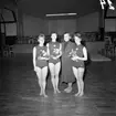 Huskvarnagymnasterna Gull Rossing, Bisse Letell och Margareta Svensson med ledare Caj Delden på 1950-talet.