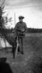 Militärövning i Småland. Det är soldater från I 12, Ing 2 och A 6 och de bär uniform m/1910 (med varianter). Här en soldat med sin cykel.