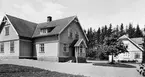 Tenhults första folkskolebyggnad med lärarbostad. Invigd år 1910 av landshövding Pettersson.