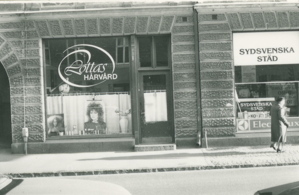 Halmstad, Brogatan 43. Affärer mellan Skeppargatan och Hvitfeldtsgatan. Foto Kerstin Arcadius mars 1984.