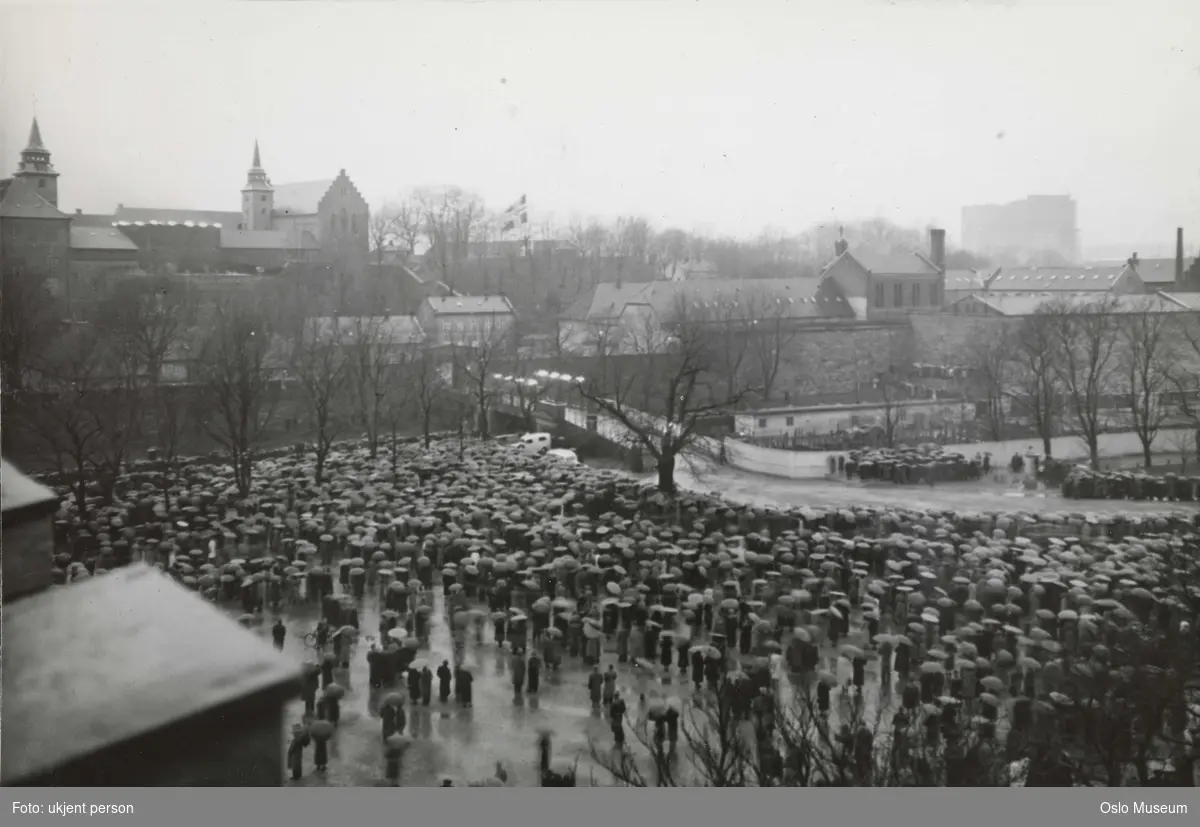 Dronning Mauds begravelse, festningsplassen, publikum, regnvær, paraplyer