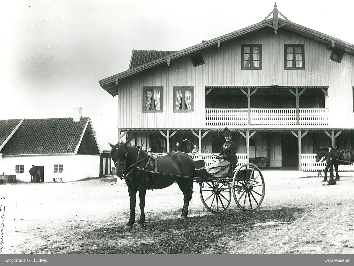 Sundvolden hotell, gårdsplass, hestekjøretøy, kvinne, fotograf