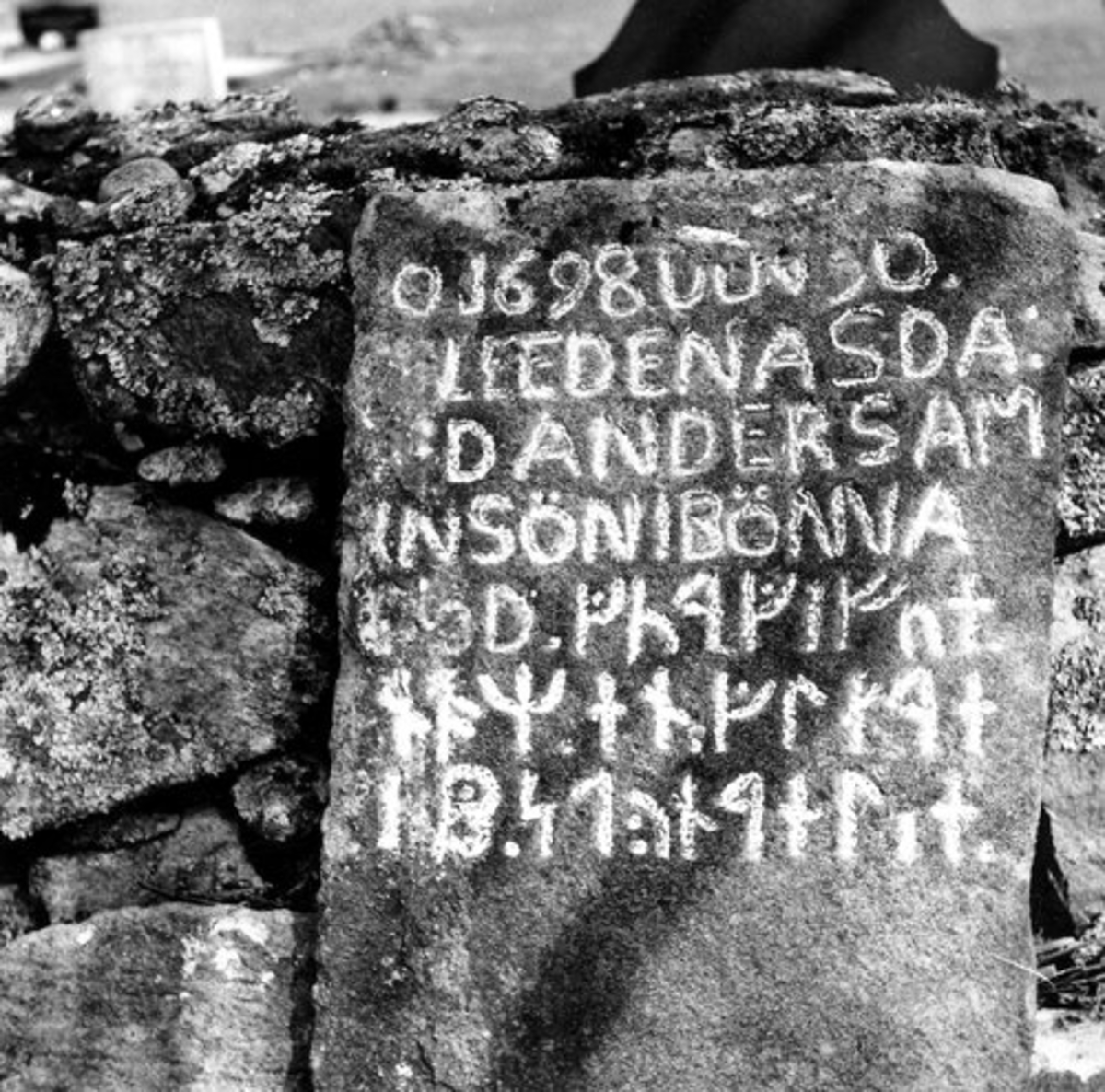 Drängsered, Drängsereds kyrka. Gravsten från Drängsereds kyrkogård med inskrift: Anno 1698... Anders Ambjörnson i Bönnabol. Gud Gifve (ho)nom en glade (r) upståndelse. Foto 1962, Josua Andersson.