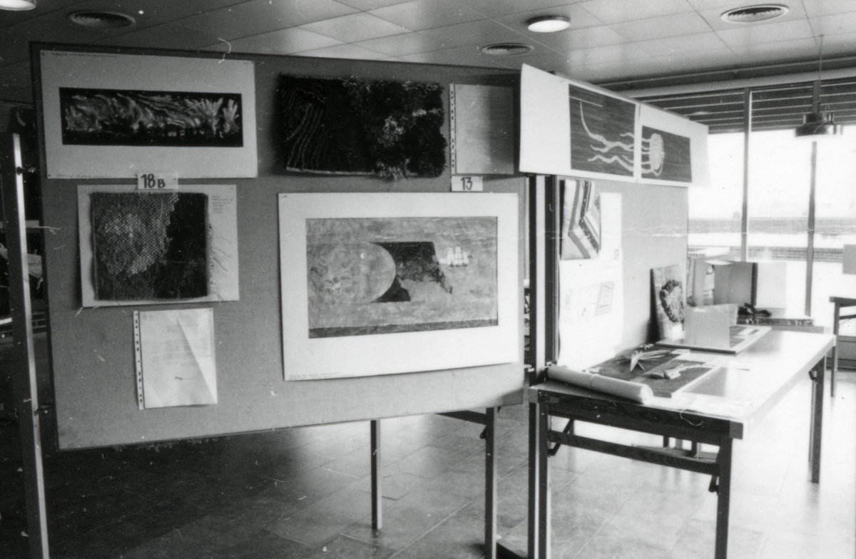 Bidrag till tävling om utsmyckning av Kattegattskolan. Utställning i Söndrums bibliotek mars 1982.
Motivtext foto 1 Text från neg nr H 85:16. Förslag för korridor fr v. Kerstin Trollberg, Laholm (2:a pris), Barbro Jönsson, Halmstad (3:e pris).
Motivtext foto 2 Korridorförslag.
Motivtext foto 3-4 Förslag för Centralkapprummet (skärmvägg mellan cafeteria och entrén). Barbro Jönsson (1:a pris), Thomas Frisk (2:a pris), Maria Lundqvist (3:e pris).
Motivtext foto 5 Thomas Frisk, se neg nr H 85:24 (foto 3).
Motivtext foto 6-10 Bidrag till tävling om utsmyckning av Kattegattskolan.
Motivtext foto 11-15 Bidrag till tävling om utsmyckning av Kattegattskolan.
Foto 1 neg nr H 85:22.
Foto 2 neg nr H 85:23.
Foto 3-4 neg nr H 85:24-25.
Foto 5 neg nr H 85:26.
Foto 6-10 neg nr H 85:27-31.
Foto 11-15 neg nr H 85:32-36.