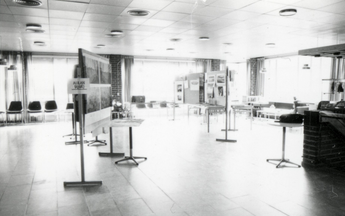 Bidrag till tävling om utsmyckning av Kattegattskolan. Utställning i Söndrums bibliotek mars 1982.
Motivtext foto 1 Text från neg nr H 85:16. Förslag för korridor fr v. Kerstin Trollberg, Laholm (2:a pris), Barbro Jönsson, Halmstad (3:e pris).
Motivtext foto 2 Korridorförslag.
Motivtext foto 3-4 Förslag för Centralkapprummet (skärmvägg mellan cafeteria och entrén). Barbro Jönsson (1:a pris), Thomas Frisk (2:a pris), Maria Lundqvist (3:e pris).
Motivtext foto 5 Thomas Frisk, se neg nr H 85:24 (foto 3).
Motivtext foto 6-10 Bidrag till tävling om utsmyckning av Kattegattskolan.
Motivtext foto 11-15 Bidrag till tävling om utsmyckning av Kattegattskolan.
Foto 1 neg nr H 85:22.
Foto 2 neg nr H 85:23.
Foto 3-4 neg nr H 85:24-25.
Foto 5 neg nr H 85:26.
Foto 6-10 neg nr H 85:27-31.
Foto 11-15 neg nr H 85:32-36.