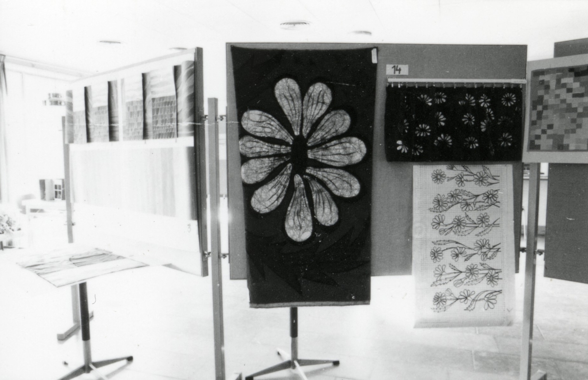 Bidrag till tävling om utsmyckning av Kattegattskolan. Utställning i Söndrums bibliotek mars 1982.
Motivtext foto 1 Text från neg nr H 85:16. Förslag för korridor fr v. Kerstin Trollberg, Laholm (2:a pris), Barbro Jönsson, Halmstad (3:e pris).
Motivtext foto 2 Korridorförslag.
Motivtext foto 3-4 Förslag för Centralkapprummet (skärmvägg mellan cafeteria och entrén). Barbro Jönsson (1:a pris), Thomas Frisk (2:a pris), Maria Lundqvist (3:e pris).
Motivtext foto 5 Thomas Frisk, se neg nr H 85:24 (foto 3).
Motivtext foto 6-10 Bidrag till tävling om utsmyckning av Kattegattskolan.
Motivtext foto 11-15 Bidrag till tävling om utsmyckning av Kattegattskolan.
Foto 1 neg nr H 85:22.
Foto 2 neg nr H 85:23.
Foto 3-4 neg nr H 85:24-25.
Foto 5 neg nr H 85:26.
Foto 6-10 neg nr H 85:27-31.
Foto 11-15 neg nr H 85:32-36.