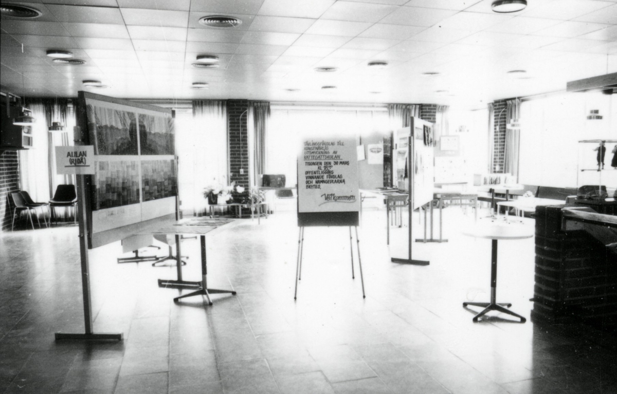 Bidrag till tävling om utsmyckning av Kattegattskolan. Utställning i Söndrums bibliotek mars 1982.
Motivtext foto 1 Text från neg nr H 85:16. Förslag för korridor fr v. Kerstin Trollberg, Laholm (2:a pris), Barbro Jönsson, Halmstad (3:e pris).
Motivtext foto 2 Korridorförslag.
Motivtext foto 3-4 Förslag för Centralkapprummet (skärmvägg mellan cafeteria och entrén). Barbro Jönsson (1:a pris), Thomas Frisk (2:a pris), Maria Lundqvist (3:e pris).
Motivtext foto 5 Thomas Frisk, se neg nr H 85:24 (foto 3).
Motivtext foto 6-10 Bidrag till tävling om utsmyckning av Kattegattskolan.
Motivtext foto 11-15 Bidrag till tävling om utsmyckning av Kattegattskolan.
Foto 1 neg nr H 85:22.
Foto 2 neg nr H 85:23.
Foto 3-4 neg nr H 85:24-25.
Foto 5 neg nr H 85:26.
Foto 6-10 neg nr H 85:27-31.
Foto 11-15 neg nr H 85:32-36.