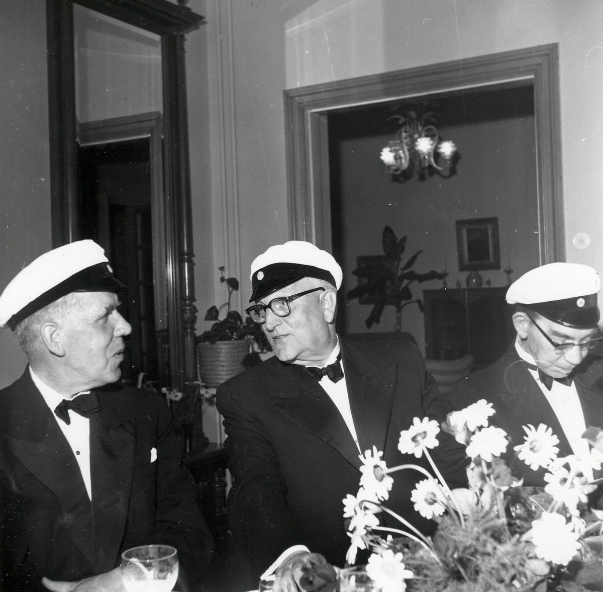 1918 års studenter vid Halmstads Högre Allmänna Läroverk firar 40-årigt studentjubileum på Villa Nostra 1958.

Foto 1 Från vänster: läroverksadjunkt Carl Rosengren, Eskilstuna, stationsinspektör Hugo Gyllenholm, Mjölby, rektor Snorre Norrgren, Kristianstad, civiling. Gösta Ekvall, Örebro, godsägare David Andersson, Eldsberga, riksbanksdirektör Nils Möller, Västerås, generalkonsul Måns Hallberg, Rangoon, (bakom honom), direktören för Svenska Elverksföreningen Hugo Månsson, skymt bredvid honom med endast mössan synlig folkskollärare Gustaf Högstedt, Halmstad, kamrer Torsten Nordhoff, Halmstad, f.d. chefredaktör Eric Hägge, Halmstad, f.d. rektor Erik Hernqvist, Halmstad, 1:e byråsekreterare Bertil Dahlgren, Stocksund, tandläkare Bengt Ahlberg, Halmstad, häradsskrivare Daniel Cervin, Halmstad, kyrkohede Simon Röstin, S Åsum och komminister Tage Stenbäck, Holm.
Se Gamla Halmstads Årsbok 1958, dikt av Gustaf Högstedt (sid 291). 
Foto 2 Daniel Cervin, Erik Hernqvist, Torsten Nordhoff.
Foto 3 Tage Stenbäck, Eric Hägge, Snorre Norrgren.
Foto 4 Simon Röstin.
Foto 5 Daniel Cervin och Erik Hernqvist.
Foto 6 Måns Hallberg, Bertil Dahlgren, Carl Rosengren.
Foto 7 Hugo Månsson, Gustaf Högstedt, Bengt Ahlberg.
Foto 8 Tage Stenbäck, Eric Hägge, Snorre Norrgren.
Foto 9 Nils Möller och Gösta Ekvall.
Foto 10  Hugo Gyllenholm och David Andersson.