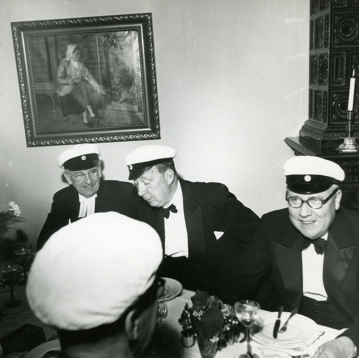 1918 års studenter vid Halmstads Högre Allmänna Läroverk firar 40-årigt studentjubileum på Villa Nostra 1958.

Foto 1 Från vänster: läroverksadjunkt Carl Rosengren, Eskilstuna, stationsinspektör Hugo Gyllenholm, Mjölby, rektor Snorre Norrgren, Kristianstad, civiling. Gösta Ekvall, Örebro, godsägare David Andersson, Eldsberga, riksbanksdirektör Nils Möller, Västerås, generalkonsul Måns Hallberg, Rangoon, (bakom honom), direktören för Svenska Elverksföreningen Hugo Månsson, skymt bredvid honom med endast mössan synlig folkskollärare Gustaf Högstedt, Halmstad, kamrer Torsten Nordhoff, Halmstad, f.d. chefredaktör Eric Hägge, Halmstad, f.d. rektor Erik Hernqvist, Halmstad, 1:e byråsekreterare Bertil Dahlgren, Stocksund, tandläkare Bengt Ahlberg, Halmstad, häradsskrivare Daniel Cervin, Halmstad, kyrkohede Simon Röstin, S Åsum och komminister Tage Stenbäck, Holm.
Se Gamla Halmstads Årsbok 1958, dikt av Gustaf Högstedt (sid 291). 
Foto 2 Daniel Cervin, Erik Hernqvist, Torsten Nordhoff.
Foto 3 Tage Stenbäck, Eric Hägge, Snorre Norrgren.
Foto 4 Simon Röstin.
Foto 5 Daniel Cervin och Erik Hernqvist.
Foto 6 Måns Hallberg, Bertil Dahlgren, Carl Rosengren.
Foto 7 Hugo Månsson, Gustaf Högstedt, Bengt Ahlberg.
Foto 8 Tage Stenbäck, Eric Hägge, Snorre Norrgren.
Foto 9 Nils Möller och Gösta Ekvall.
Foto 10  Hugo Gyllenholm och David Andersson.