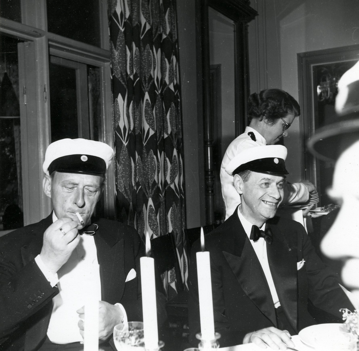 1918 års studenter vid Halmstads Högre Allmänna Läroverk firar 40-årigt studentjubileum på Villa Nostra 1958.

Foto 1 Från vänster: läroverksadjunkt Carl Rosengren, Eskilstuna, stationsinspektör Hugo Gyllenholm, Mjölby, rektor Snorre Norrgren, Kristianstad, civiling. Gösta Ekvall, Örebro, godsägare David Andersson, Eldsberga, riksbanksdirektör Nils Möller, Västerås, generalkonsul Måns Hallberg, Rangoon, (bakom honom), direktören för Svenska Elverksföreningen Hugo Månsson, skymt bredvid honom med endast mössan synlig folkskollärare Gustaf Högstedt, Halmstad, kamrer Torsten Nordhoff, Halmstad, f.d. chefredaktör Eric Hägge, Halmstad, f.d. rektor Erik Hernqvist, Halmstad, 1:e byråsekreterare Bertil Dahlgren, Stocksund, tandläkare Bengt Ahlberg, Halmstad, häradsskrivare Daniel Cervin, Halmstad, kyrkohede Simon Röstin, S Åsum och komminister Tage Stenbäck, Holm.
Se Gamla Halmstads Årsbok 1958, dikt av Gustaf Högstedt (sid 291). 
Foto 2 Daniel Cervin, Erik Hernqvist, Torsten Nordhoff.
Foto 3 Tage Stenbäck, Eric Hägge, Snorre Norrgren.
Foto 4 Simon Röstin.
Foto 5 Daniel Cervin och Erik Hernqvist.
Foto 6 Måns Hallberg, Bertil Dahlgren, Carl Rosengren.
Foto 7 Hugo Månsson, Gustaf Högstedt, Bengt Ahlberg.
Foto 8 Tage Stenbäck, Eric Hägge, Snorre Norrgren.
Foto 9 Nils Möller och Gösta Ekvall.
Foto 10  Hugo Gyllenholm och David Andersson.