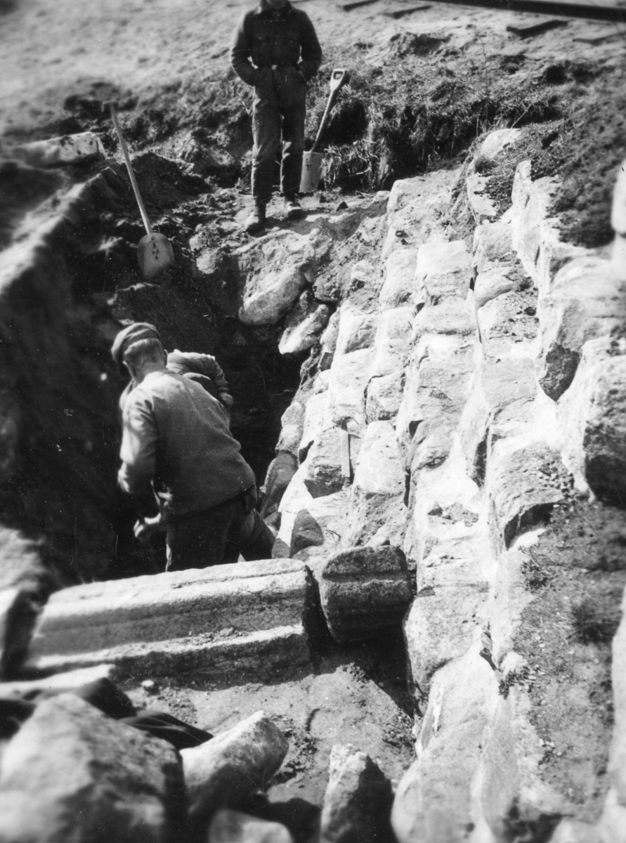 Utgrävning 1938 av Falkhusruinen. RAÄ 4.