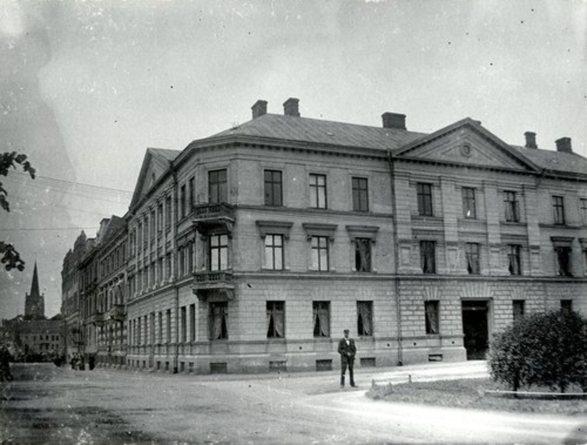 Halmstad, Viktoriagatan 7, Kungsgatan 17. Kv Guldfisken. I hörnet av Viktoriagatan och Kungsgatan.