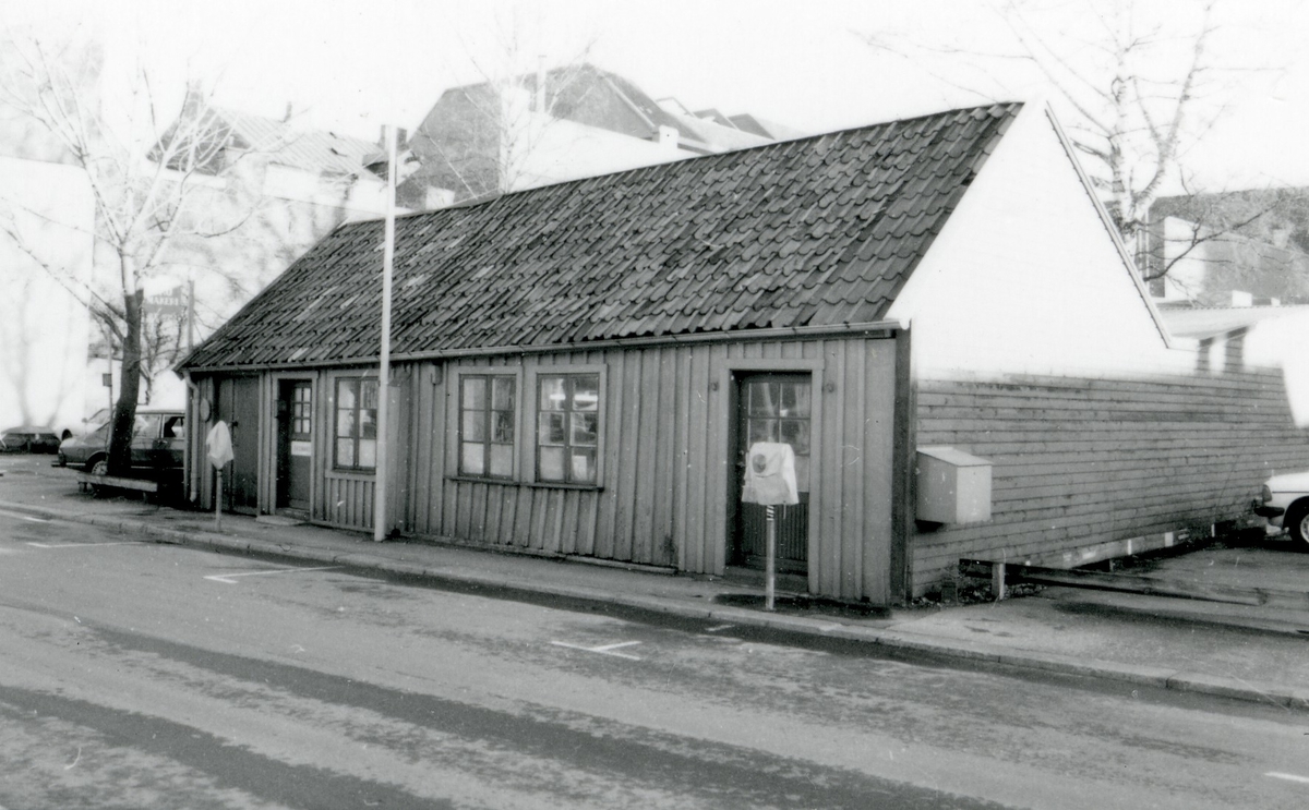 Skomakare Hans Bengtsson.
Foto 1-4 Svärsonen Alex vid putsmaskinen.
Foto 5-6 Fru Ulla Bengtsson vid motordriven Adler symaskin.
Foto 7-8 Kring arbetsbänken.
Foto 9,15,40 Putsmaskinen.
Foto 10 Hyllor med klackar etc.
Foto 11-12 Inlämnat för lagning.
Foto 13-14 På väggen Infralux värmelampa.
Foto 16-19 Alex klackar.
Foto 20-22 Fru Ulla Bengtsson vid en Singer trampmaskin i affärslokalen.
Foto 23 Blick in i verkstadsrummet, Hans Bengtsson och i förgrunden svärsonen Alex.
Foto 24-25 Alex med klackningsarbete.
Foto 26-29 Affärslokalen med färdiga skor på hyllorna.
Foto 30 Singer trampmaskin.
Foto 31-34 Stansmaskin i det mindre verkstadsrummet.
Foto 35-36 Utlästningsmaskiner i det mindre verkstadsrummet.
Foto 37,39,54,55 Minde verkstadsrummet.
Foto 42-45 Hans Bengtsson.
Foto 46-47 Hörnskåp.
Foto 48-53 Exteriörer, Hantverksgatan 18.
Foto 56-58 Arbetsbänken i större verkstadsrummet.
Foto 59-60 Det större verkstadsrummet, hylla med läster.
Foto 61-63 Hans Bengtsson vid den senaste putsmaskinen.
Foto 64 Arbetsbänken, detalj.
Foto 65 Lästhylla.
Foto 66-67 Blick mot affärslokalen där Ulla Bengtsson sitter och syr.
Foto 68-69 Hans Bengtsson.
Foto 70-71 Exteriör, Hantverksgatan 18.
Foto 72 Det större verkstadsrummet.
Foto 73-76 Svärsonen Alex Klackar.
Foto 77 Putsmaskinen.
Foto 78 Skärflingsmaskin.
Foto 79-83 Stans för klackar och sulor.
Foto 84-87 Affärslokal med färdiga skor på hyllorna, disk och Singer trampmaskin.
Foto 88-89 Mindre verkstadsrummet, utlästningsmaskiner vid fönstret.