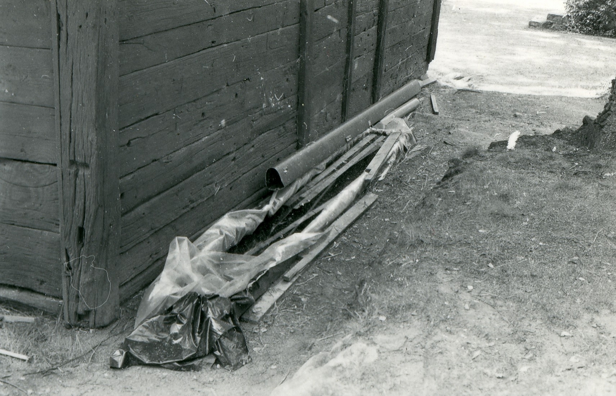 Halmtakläggning på manhusbyggnaden från Krafsagården i Olofstorp, Valinge i september 1980.