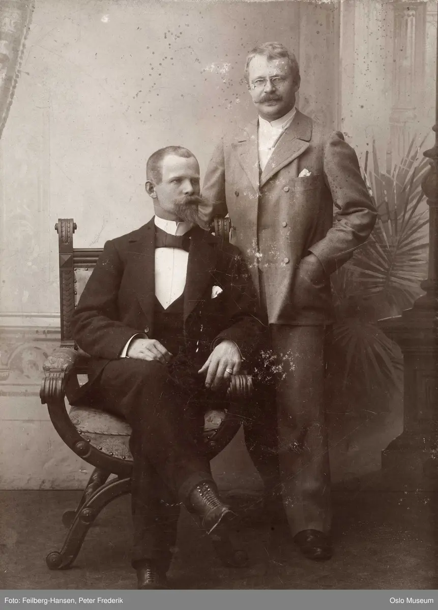 dobbeltportrett, menn, sittende og stående helfigur