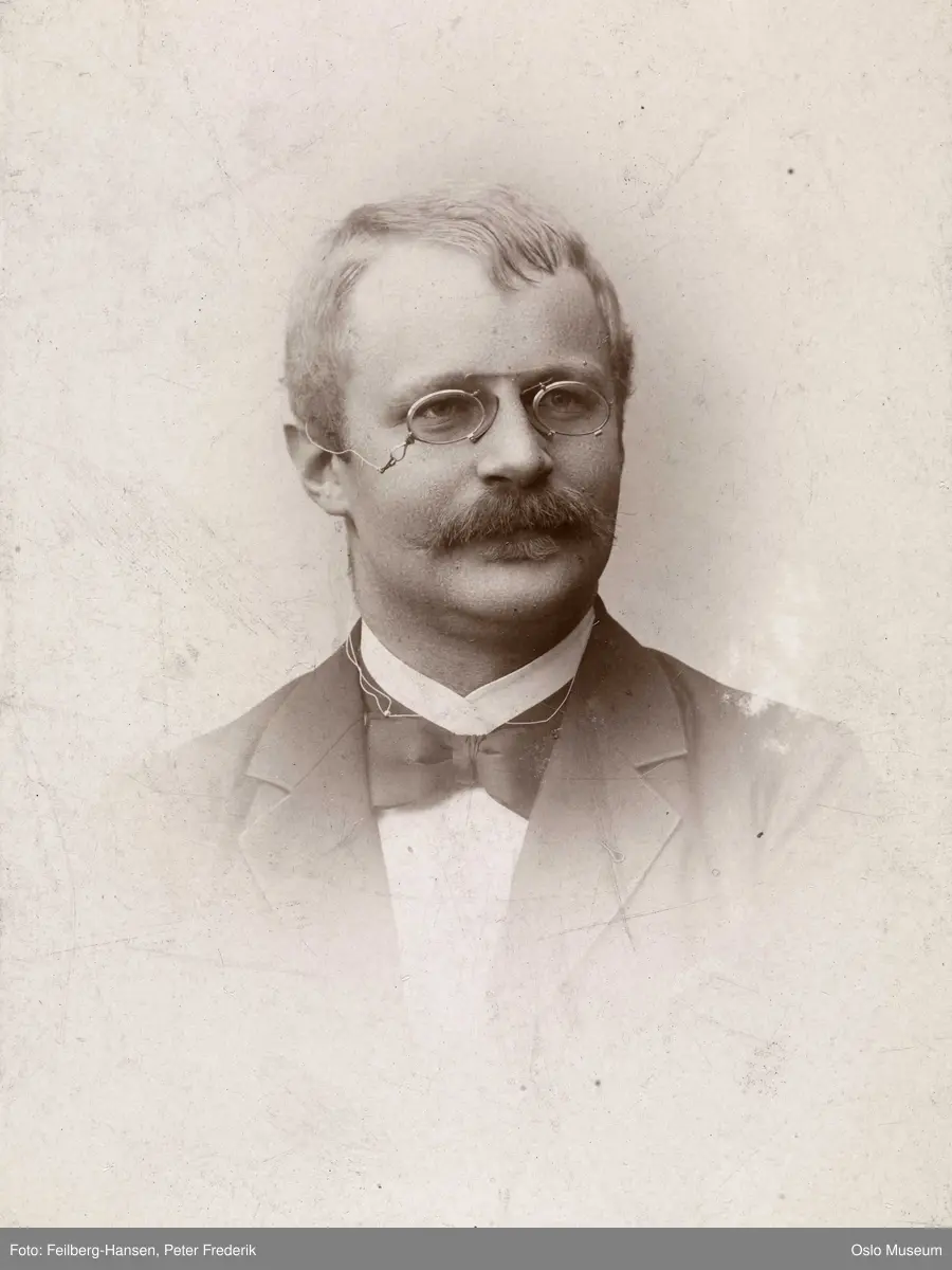 portrett, mann, vignettert brystbilde, lorgnetter