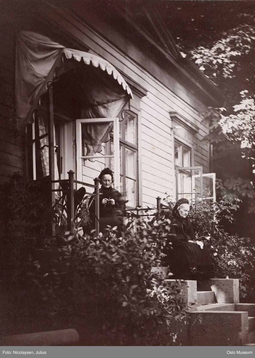 bolighus, veranda, trapp, gamle kvinner, strikking, bok, lesing