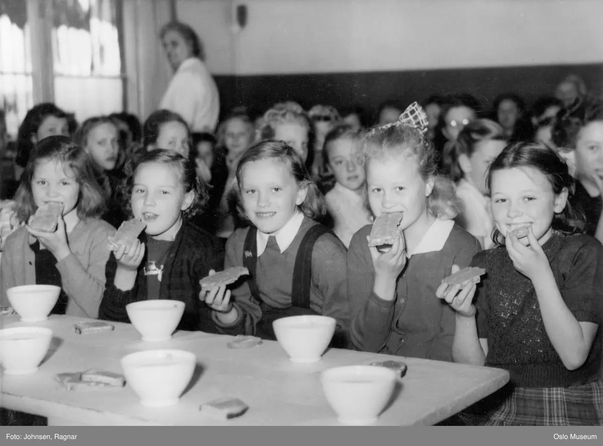 Bekkelaget skole, interiør, skoleelever, jenter, skolebespisning, skolefrokost, Oslofrokost